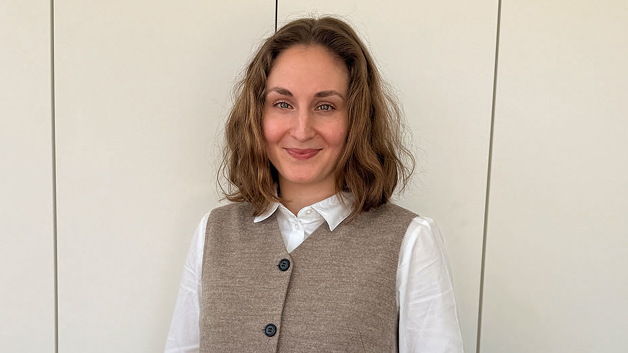 Person lächelt in die Kamera