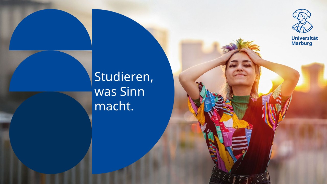 Bild einer Person die sich in ihre bunten Haare greift, linksseitig der Spruch "Studieren, was Sinn macht."