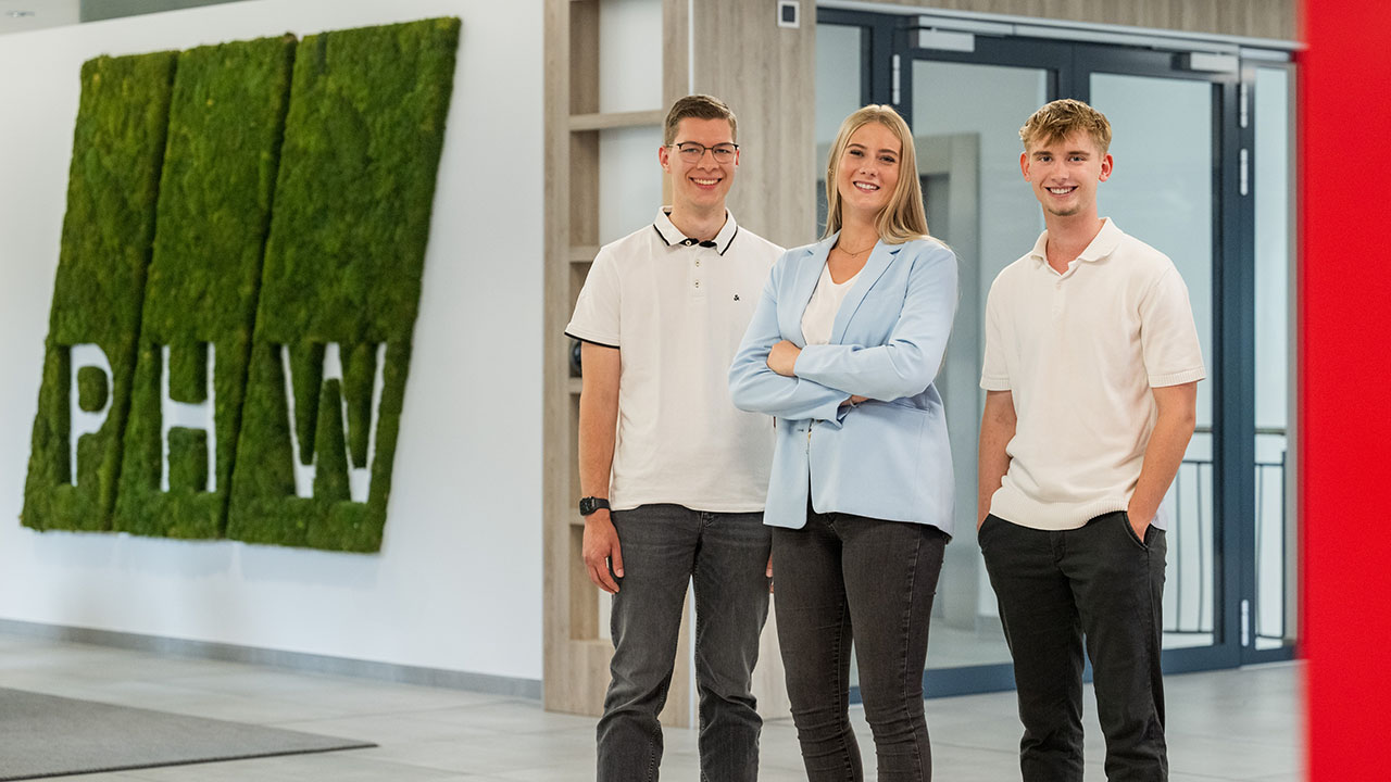 Azubis in Firmengebäude