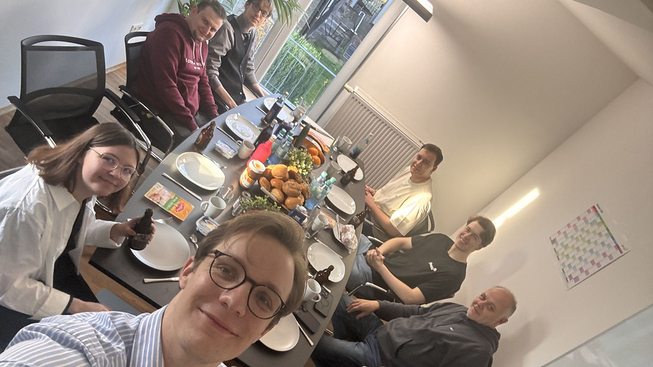 Gruppenfoto beim gemeinsamen Essen