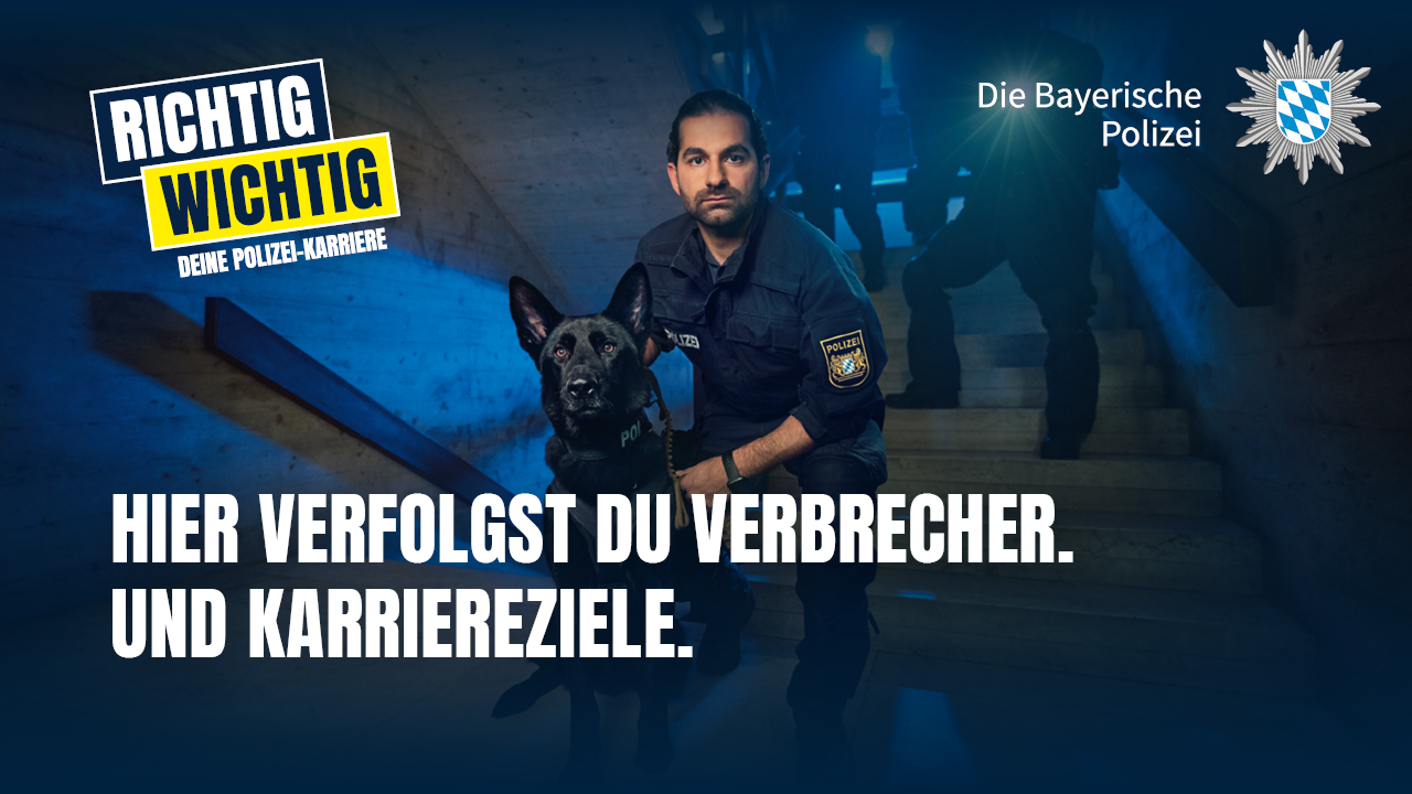 Polizist mit Schäferhund in einem Treppenhaus, im Hintergrund die Silhouetten weiterer Personen. Auf der linken Seite der Spruch Richtig Wichtig deine Polizei-Karriere. Auf der rechten Seite, das Logo der Bayerischen Polizei und zentral auf dem Bild der Satz Hier verfolgst du Verbrecher und Karriereziele.