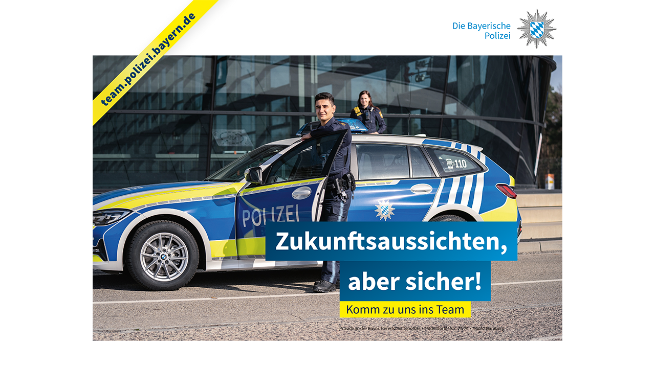Bild eines Polizeiwagens vor einem Gebäude. Ein Polizist steht am Wagen, die Tür ist geöffnet eine Polizistin steht hinter dem Wagen. Auf dem Bild steht: Zukunftsaussichten, aber sicher! Komm zu uns ins Team. Oben rechts ist das Logo der Polizei Bayern und ein Banner mit der Website team.polizei.bayern.de zieht sich schräg über die linke Bildecke.