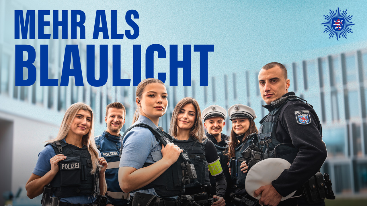 Polizeibeamte in Uniformen posieren in die Kamera, dazu der Slogan "MEHR ALS BLAULICHT"