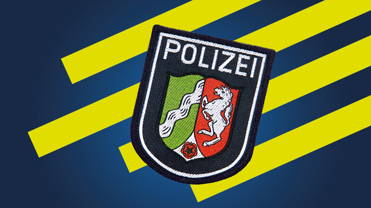 Blauer Hintergrund mit 4 diagonalen gelben Balken, darüber das Logo der Polizei