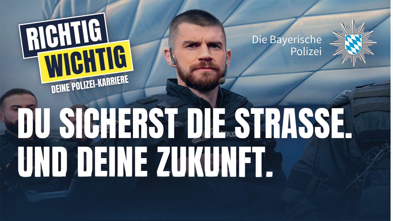 Anzeige - Logo der Bayerischen Polizei, dazu der Text: Du sicherst die Strasse. Und deine Zukunft. Richtig Wichtig deine Polizei-Karriere. Ein Polizist vor der Allianzarena.
