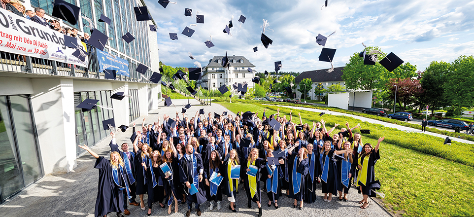 Große Gruppe Studierende feiert Abschluss