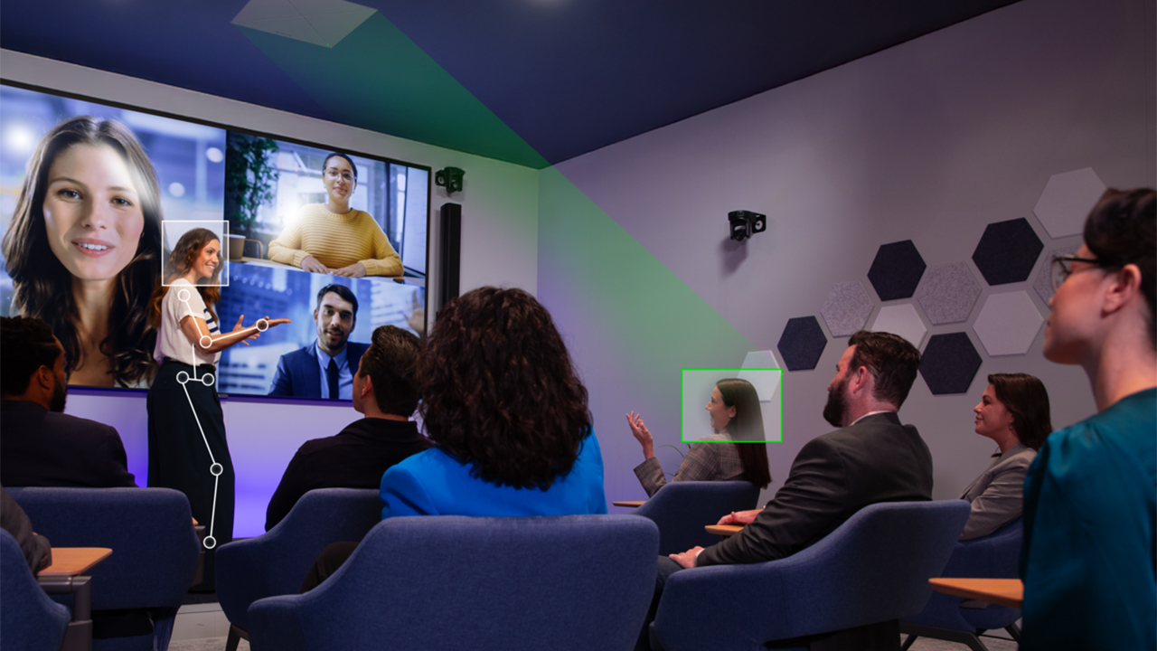 Mehrere Personen sitzen in einem Raum und hören einem Vortrag zu. 