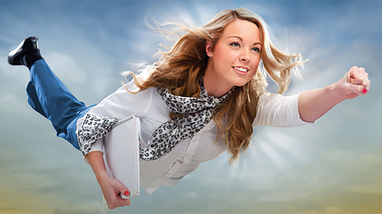 Weibliche Person fliegt wie Supergirl mit einer Akte unter dem Arm durch die Luft.

