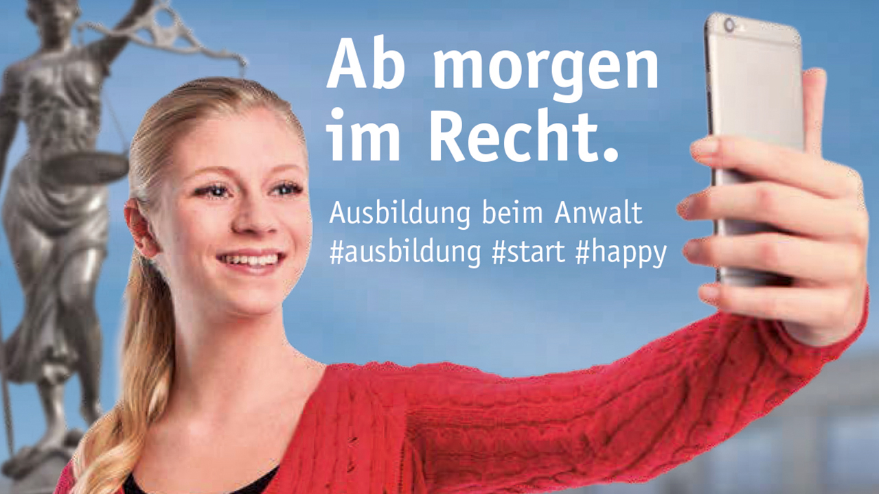 Eine junge Frau, die ein Selfie macht, im Hintergrund Justitia und der Spruch: Ab morgen im Recht. Ausbildung beim Anwalt #ausbildung #start #happy
