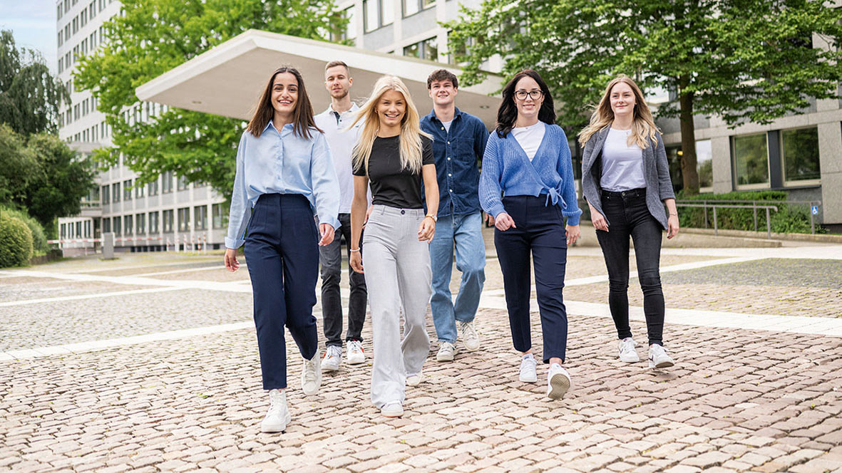 Junge Menschen vor Regierungspräsidium 