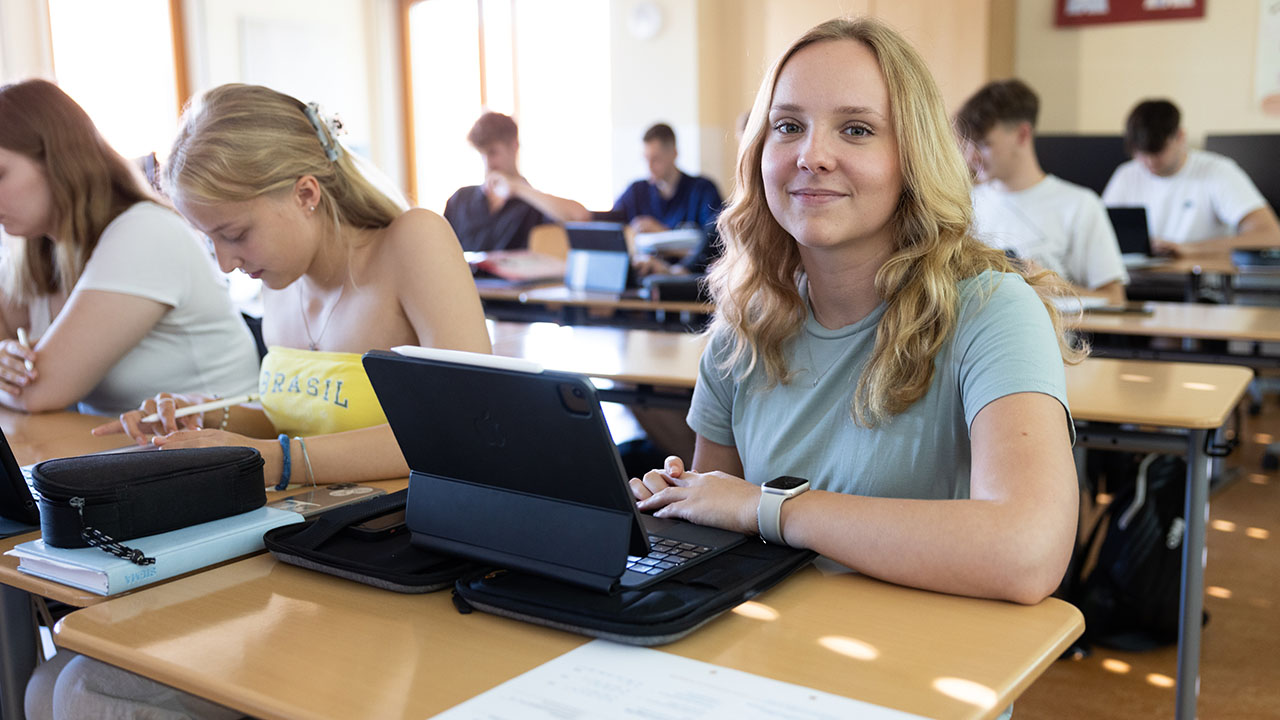 Jungen Menschen am Lernen im Beruflichem Gymnasium