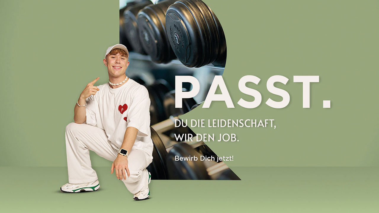 Person kniet und lächelt in die Kamera daneben der Slogan "PASST. DU DIE LEIDENSCHAFT, WIR DEN JOB. Bewirb dich jetzt!"