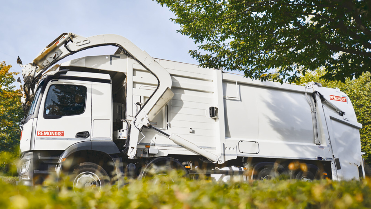 Das Bild zeigt einen weißen LKW mit dem Logo von REMONDIS.
