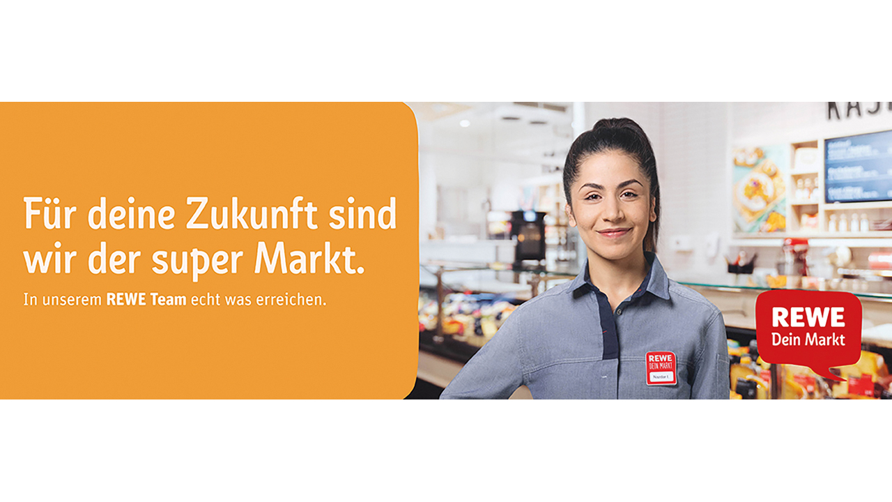 Lächelnde Mitarbeitende in der Fiiale, Bildaufschrift: Für deine Zukunft sind wir der super Markt.