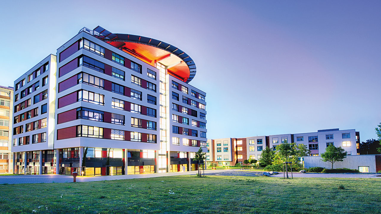 Gebäudeansicht bei Dämmerung