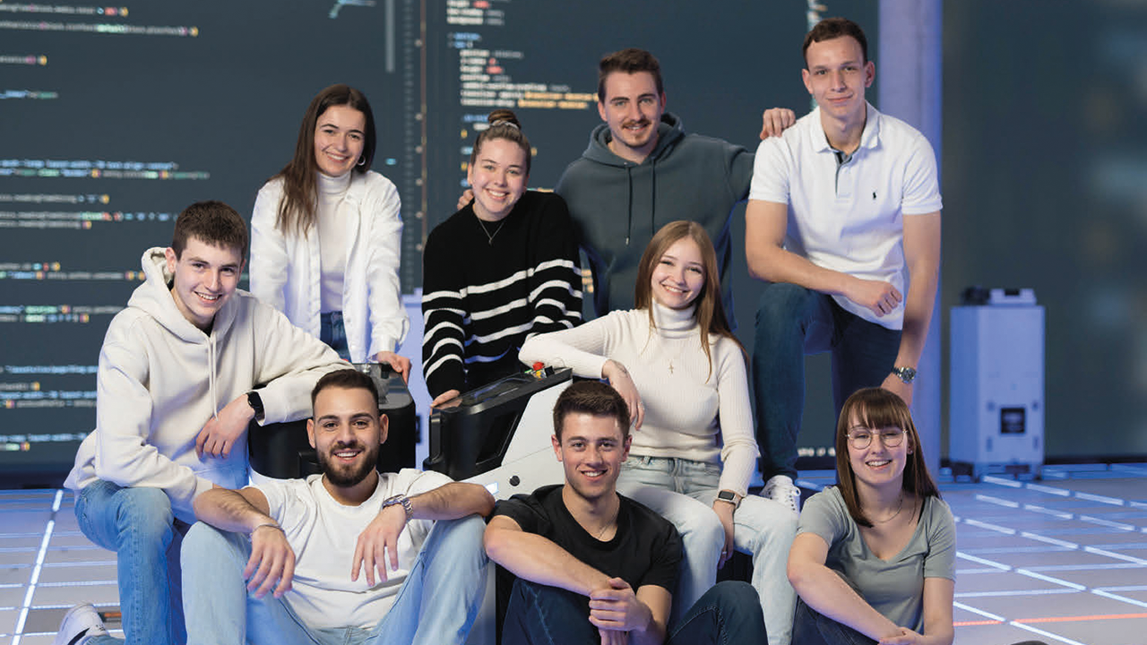 9 junge Menschen als fröhliche Gruppe zusammen auf einem Bild