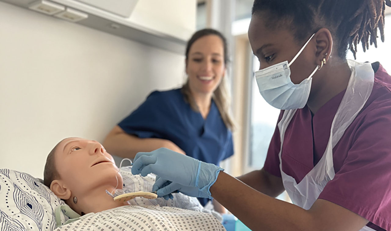 Pflegeschüler am Bett eines Patienten