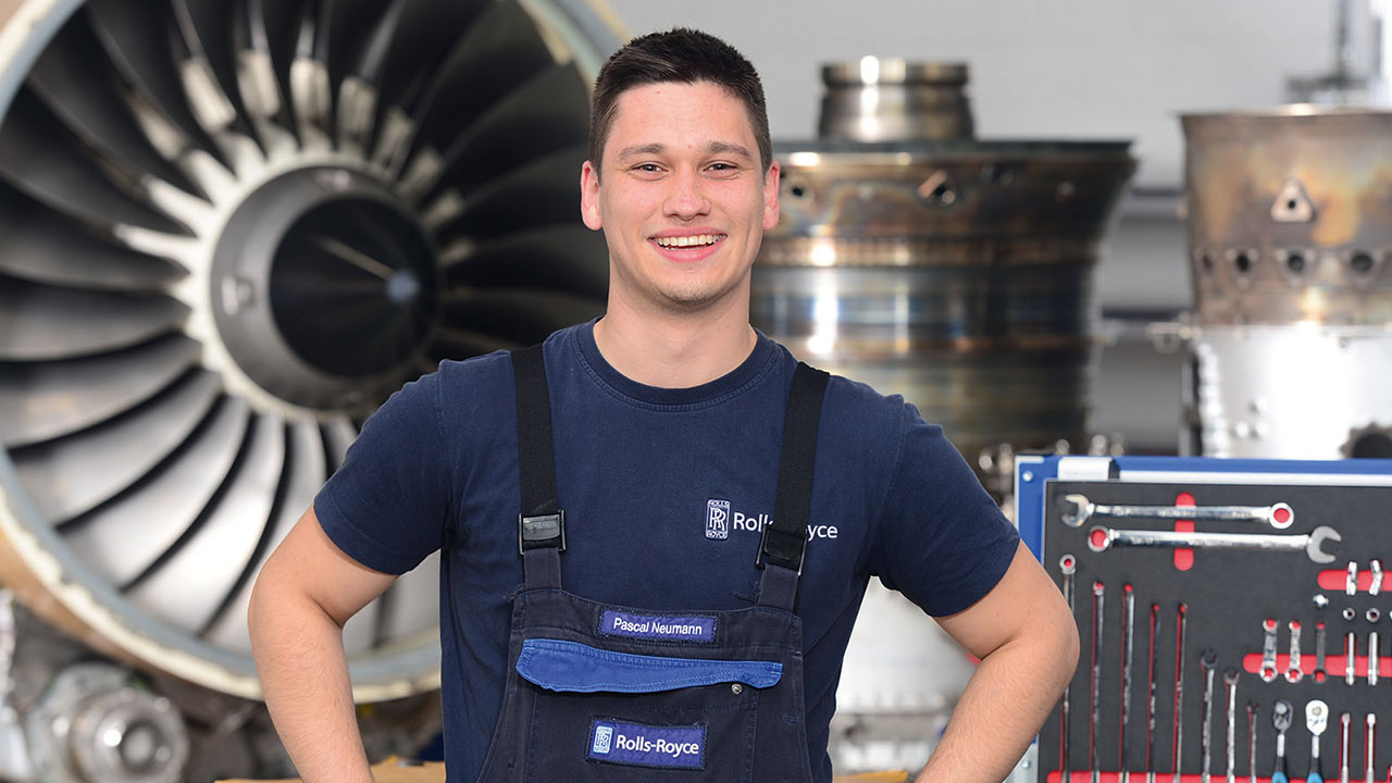 Auszubildender vor einer Turbine