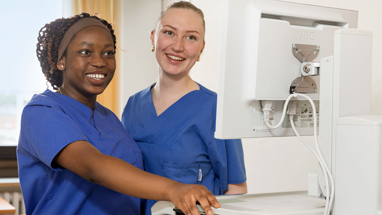 Personen in Krankenhaus-Kleidung bei der Arbeit