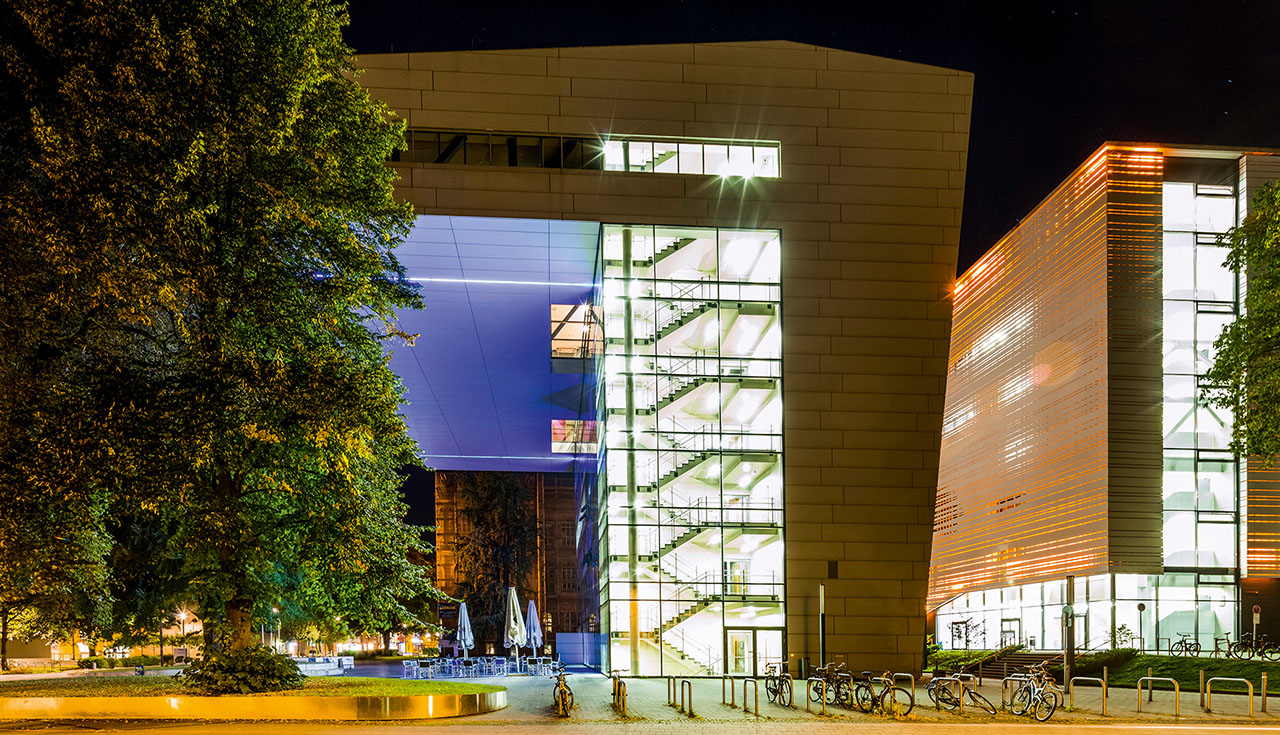 Gebäudeansicht bei Nacht