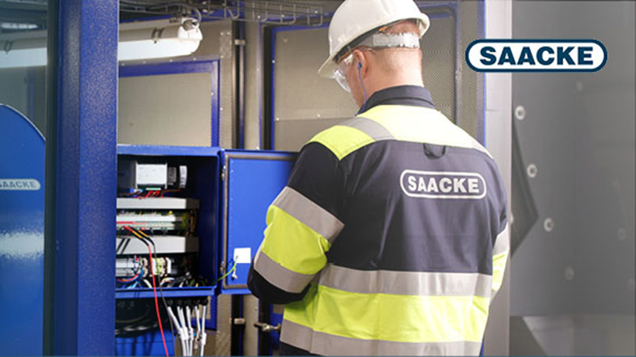 Mensch mit Schutzhelm bedient eine Maschine