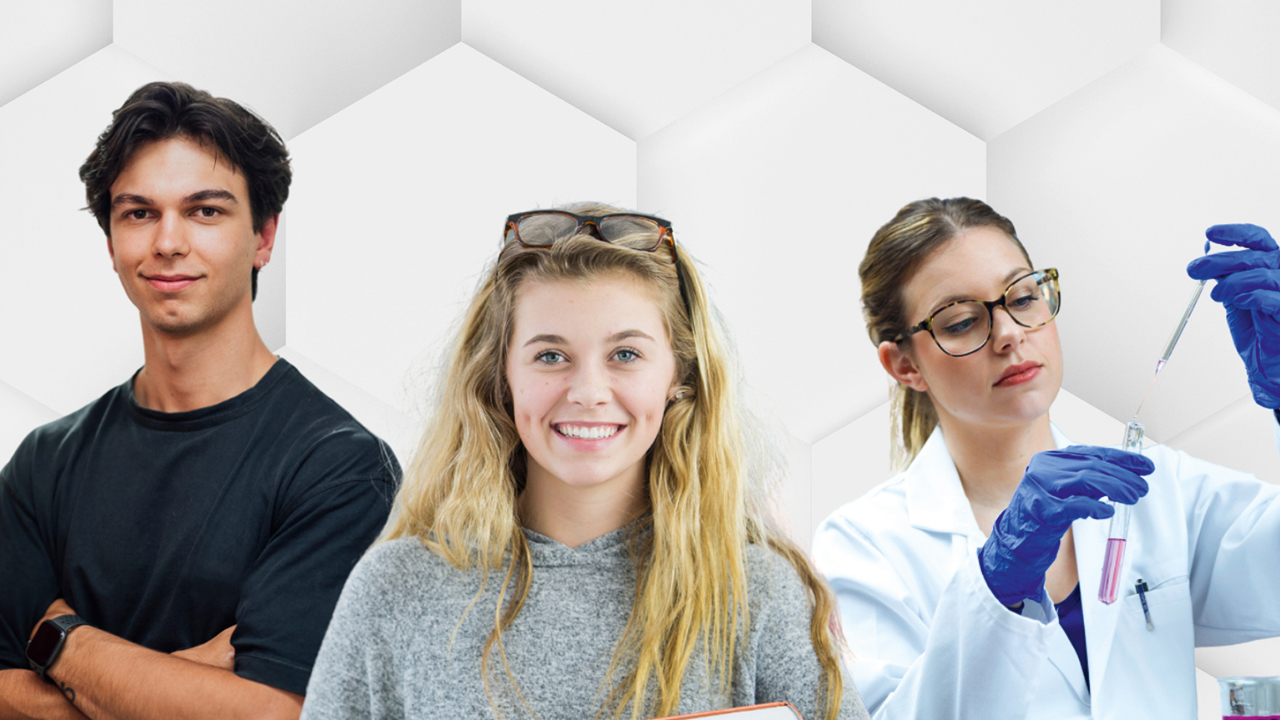 Foto von drei jungen Menschen. Links ein junger Mann der mit verschränkten Armen in die Kamera lächelt in der Mitte eine junge Frau die frontal in der Bildmitte steht und den Betrachter anlächelt, rechts eine junge Frau in Laborkleidung bei der Abeit mit einer Pipette.