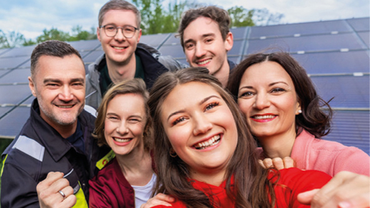 6 junge fröhliche Menschen auf einem Selfie, die bei SachsenEnergie arbeiten. Daneben das Logo der SachsenEnergie