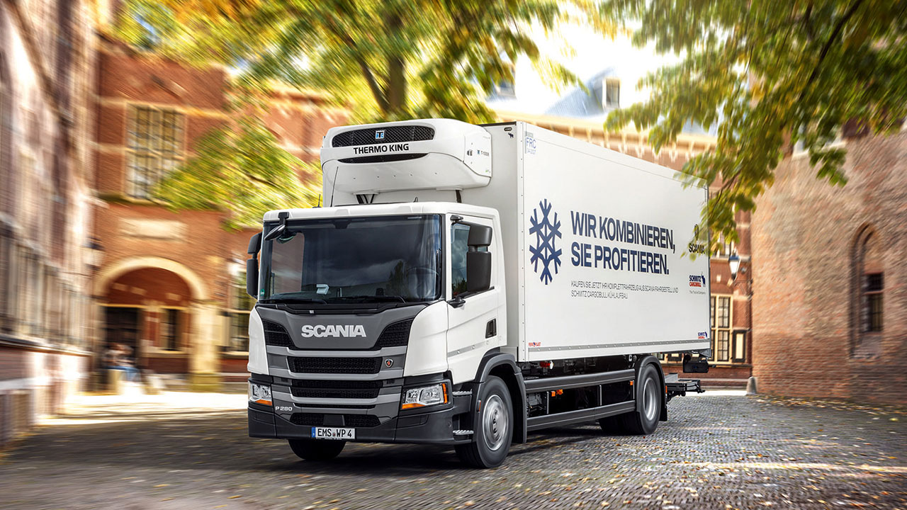 Parkender LKW unter Bäumen in der Stadt