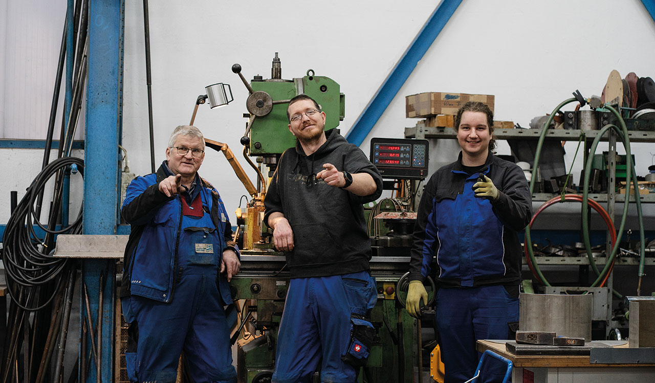 Drei Mitarbeiter in einer Werkstatt