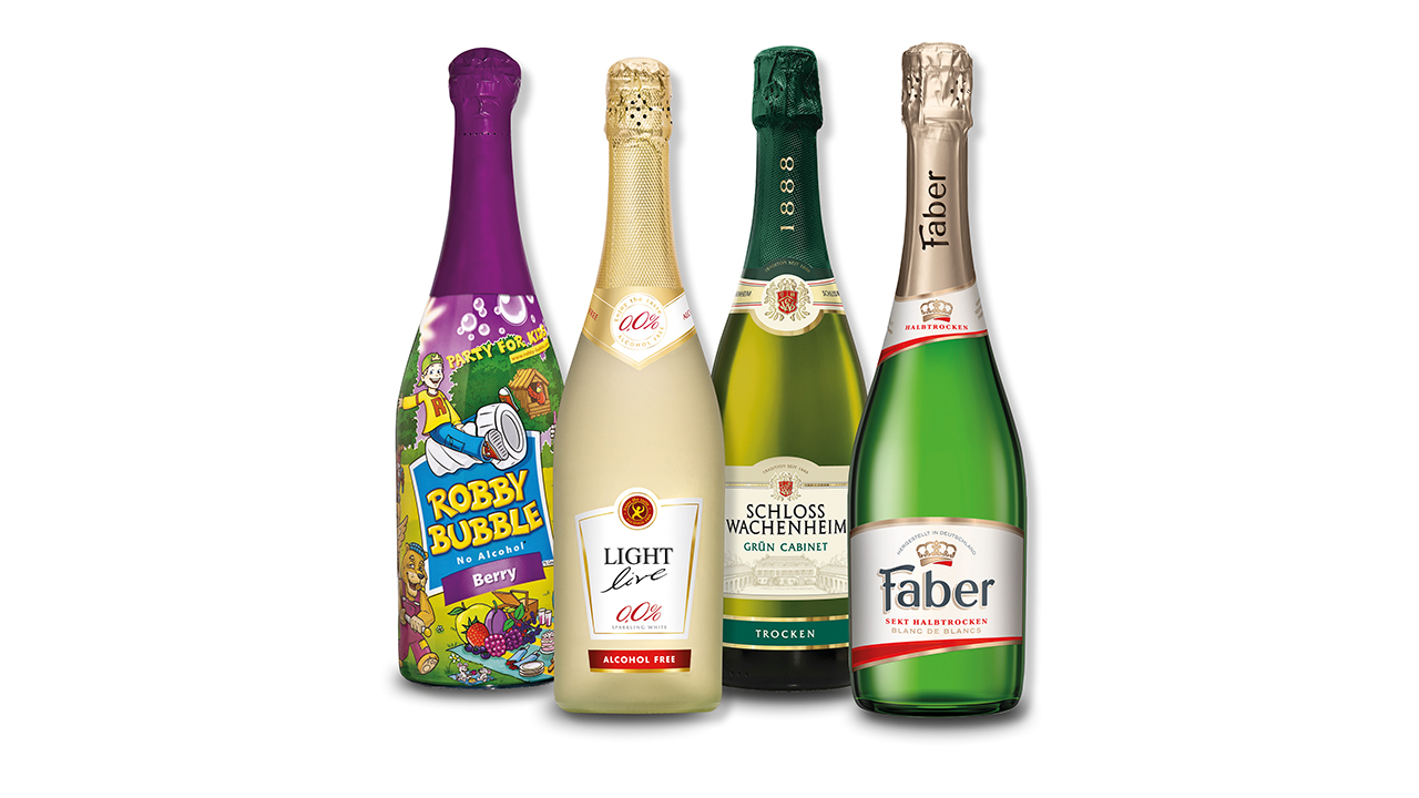 Vier Flaschen von Sekt und alkoholfreiem Sektflaschen