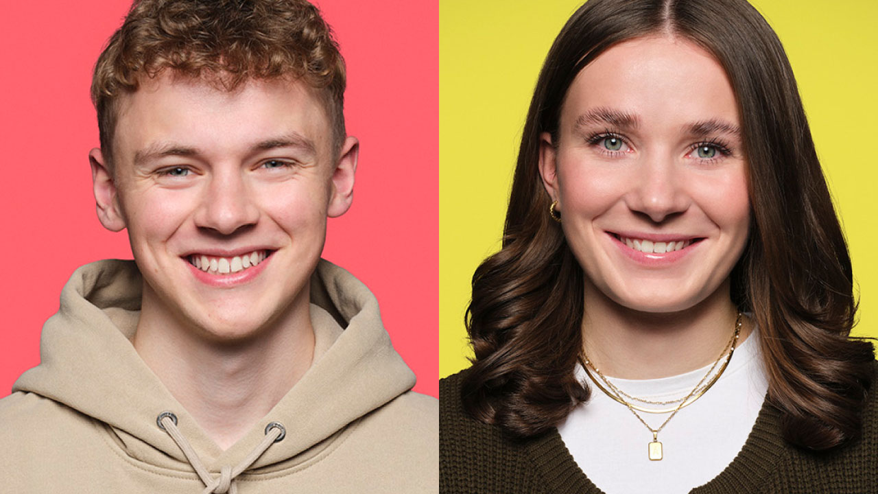 Köpfe von zwei jungen lächelnden Menschen vor verschieden farbigen Hintergründen