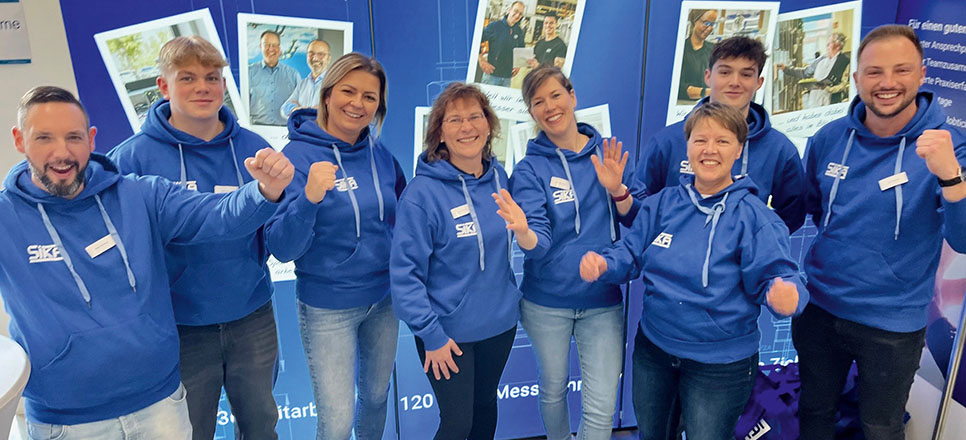 Personen auf dem Messestand