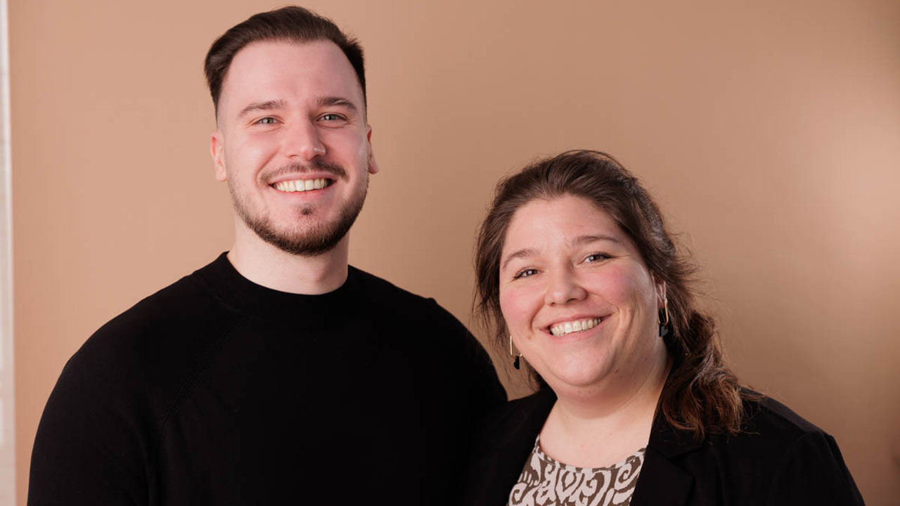 Noah-Luca Klinkert und Eva Bergmann lächeln in die Kamera.