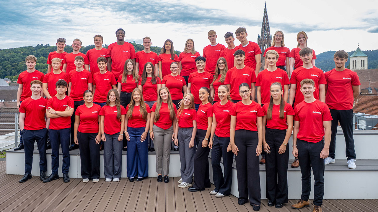 Gruppenfoto der Auszubildenden, im Hintergund das Freiburger Münster