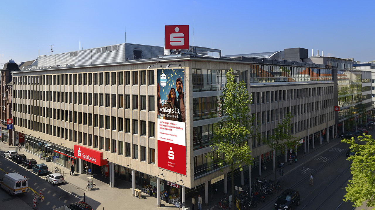 Gebäudeaufnahme der Sparkasse Karlsruhe.