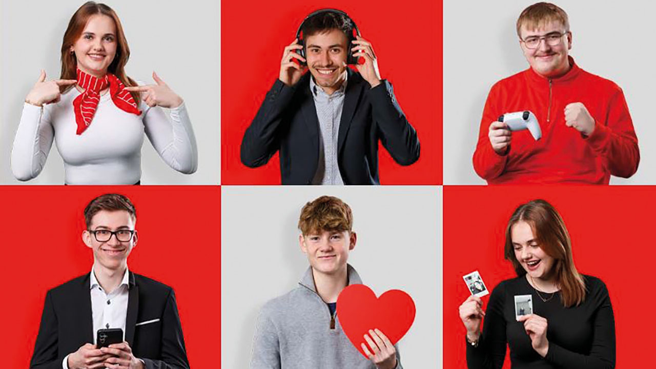 6 Personen sind jeweils in einem Quadrat zu sehen. Jede Person hält einen Gegenstand, z. B. Kopfhörer, Controller, Herz, Handy oder Fotos in der Hand.