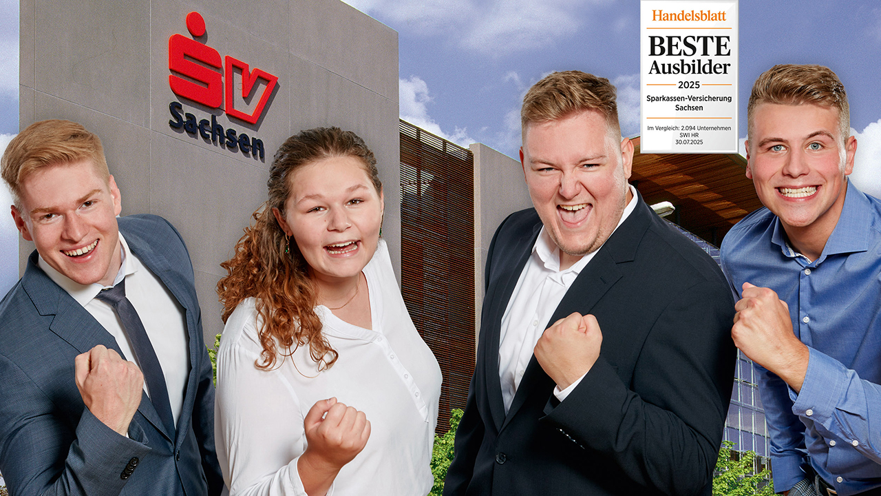4 junge Menschen mit zum Sieg geballter Faust vor dem Gebäude der Sparkassen Versicherung. Dazu die Auszeichnung als Bester Ausbilder 2025 vom Handelsblatt.