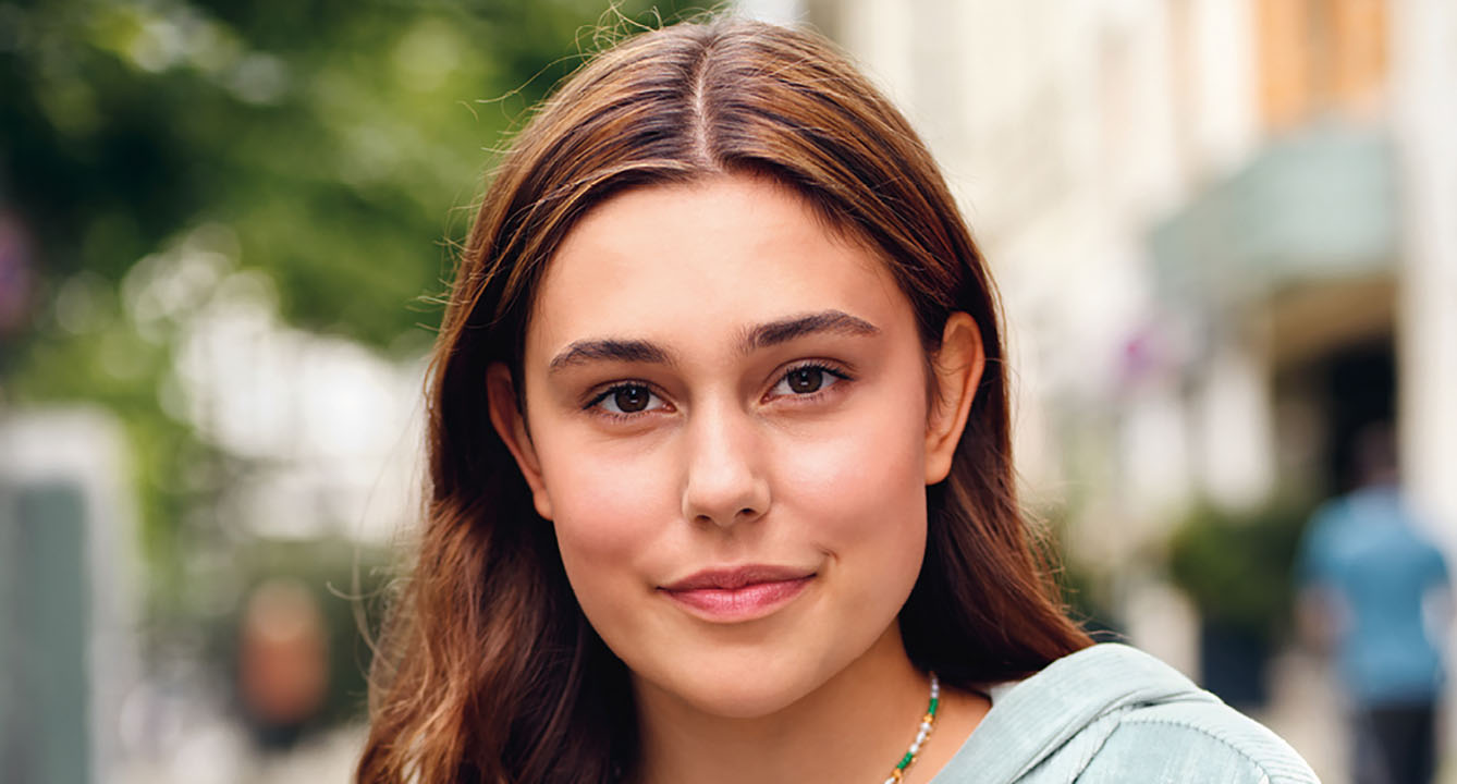 freundliche junge Damen mit braunen Haaren und Augen