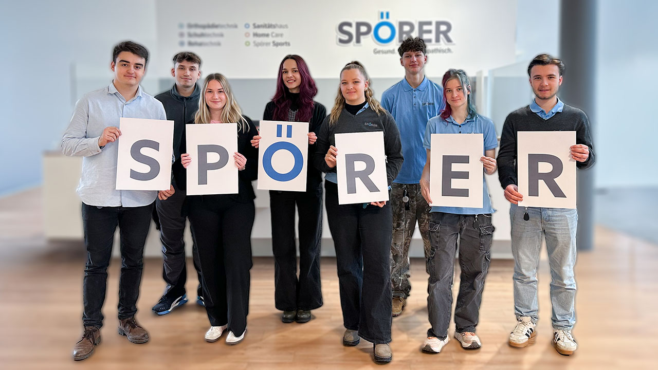 Azubis halten die Buchstaben von Spörer hoch. 