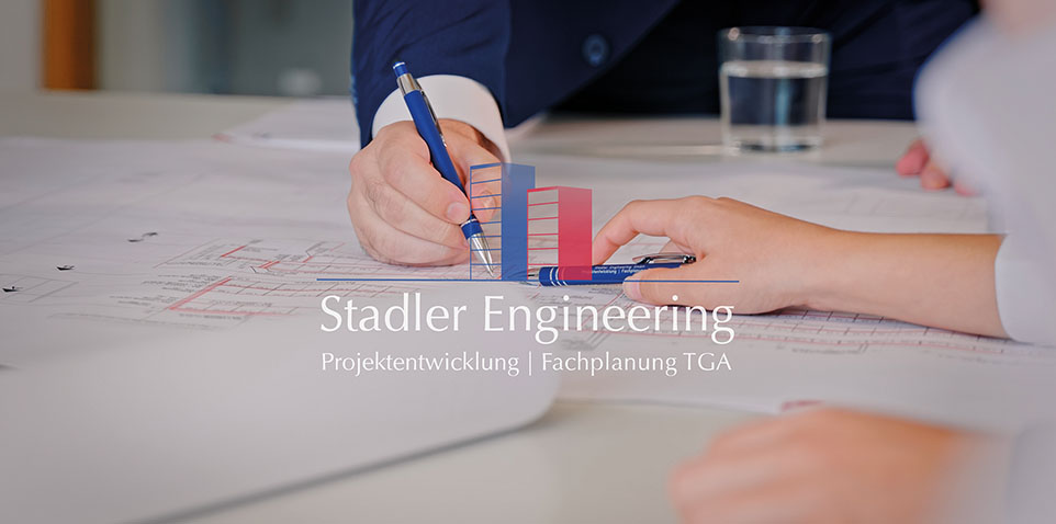 Zwei Personen sitzen an einem Tisch. Nur die Hände der Personen sind sichtbar. Sie halten einen Kugelschreiber in der Hand und zeichnen in einem Bauplan.