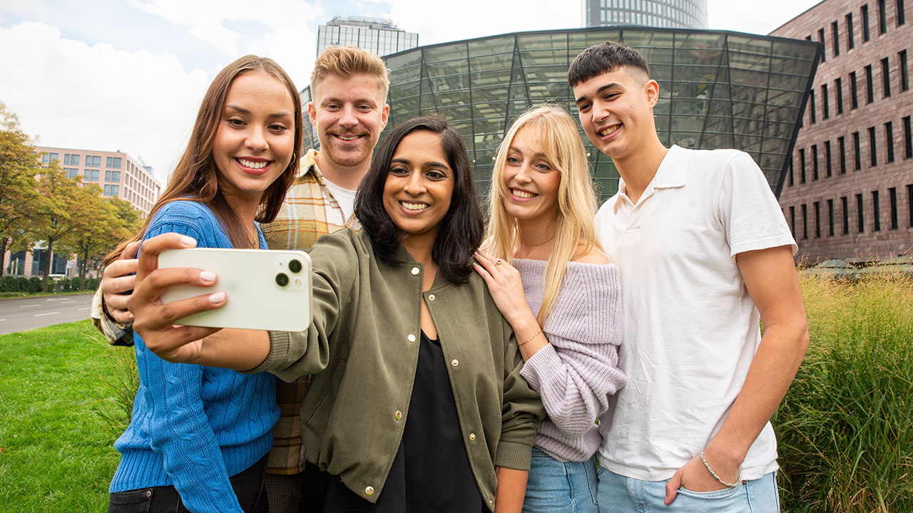 Auszubildende der Stadt Dortmund nehmen ein Selfie auf