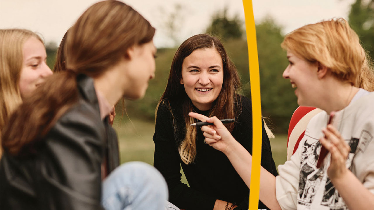 Personengruppe lächelt zusammen.
