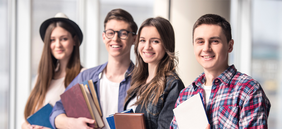 Gruppe junger Menschen mit Büchern im Arm