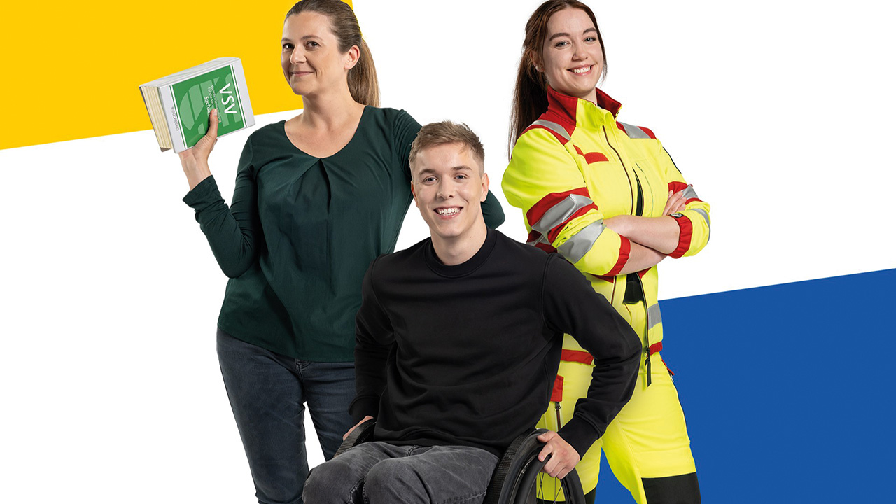 Drei Mitarbeitende aus unterschiedlichen Abteilungen lächeln in die Kamera.