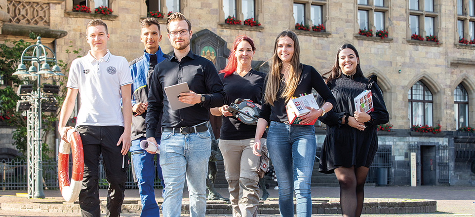 Gruppe von sechs Auszubildenden vor dem Rathaus