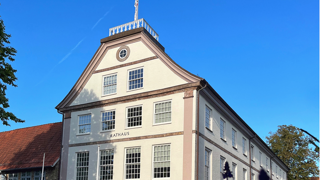 Foto vom Rathaus Schleswig vor blauem Himmel