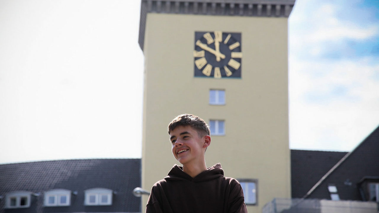 Auszubildender der Stadt Witten vor dem Rathaus