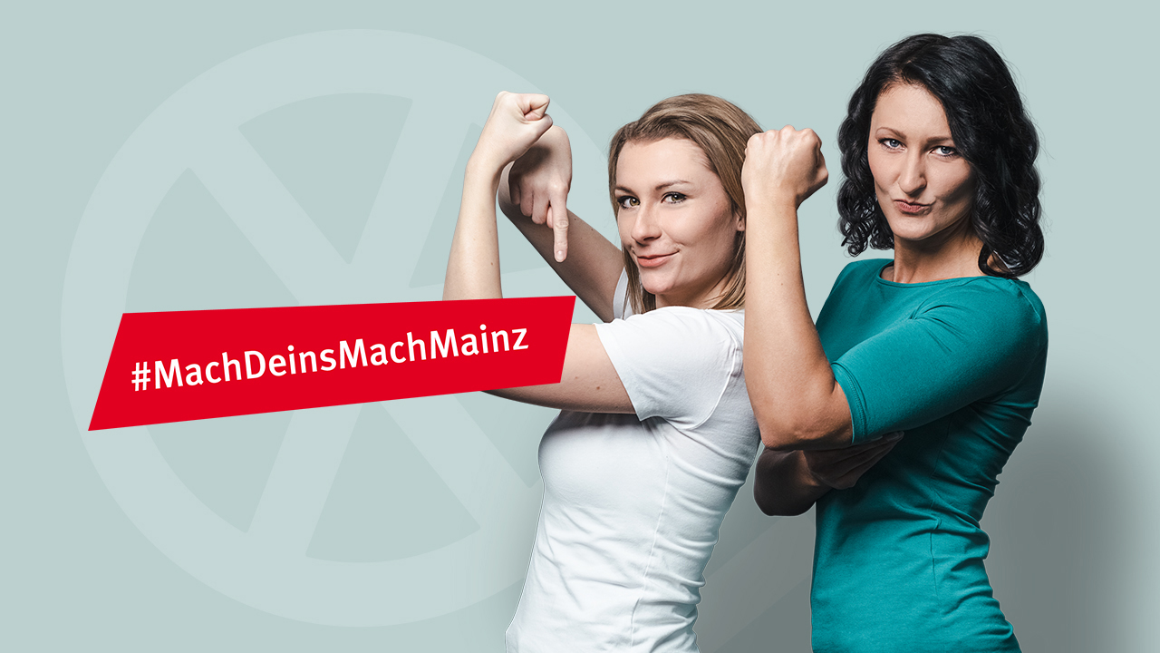 Zwei junge Personen in T-Shirts zeigen ihre Muskeln, Bildaufschrift: #MachDeinsMachMain