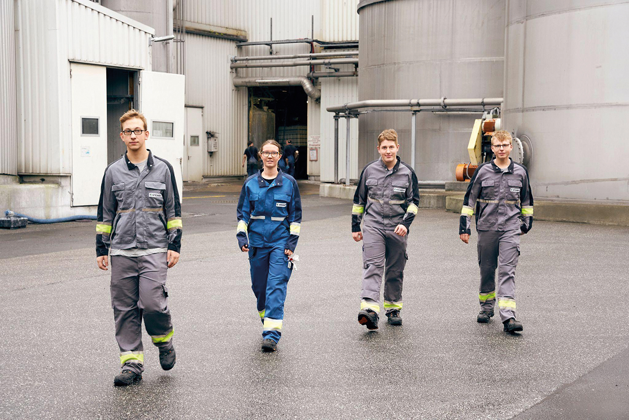 Mitarbeitende der Steinbeis Papier GmbH gehen über das Firmengelände und blicken in die Kamera.