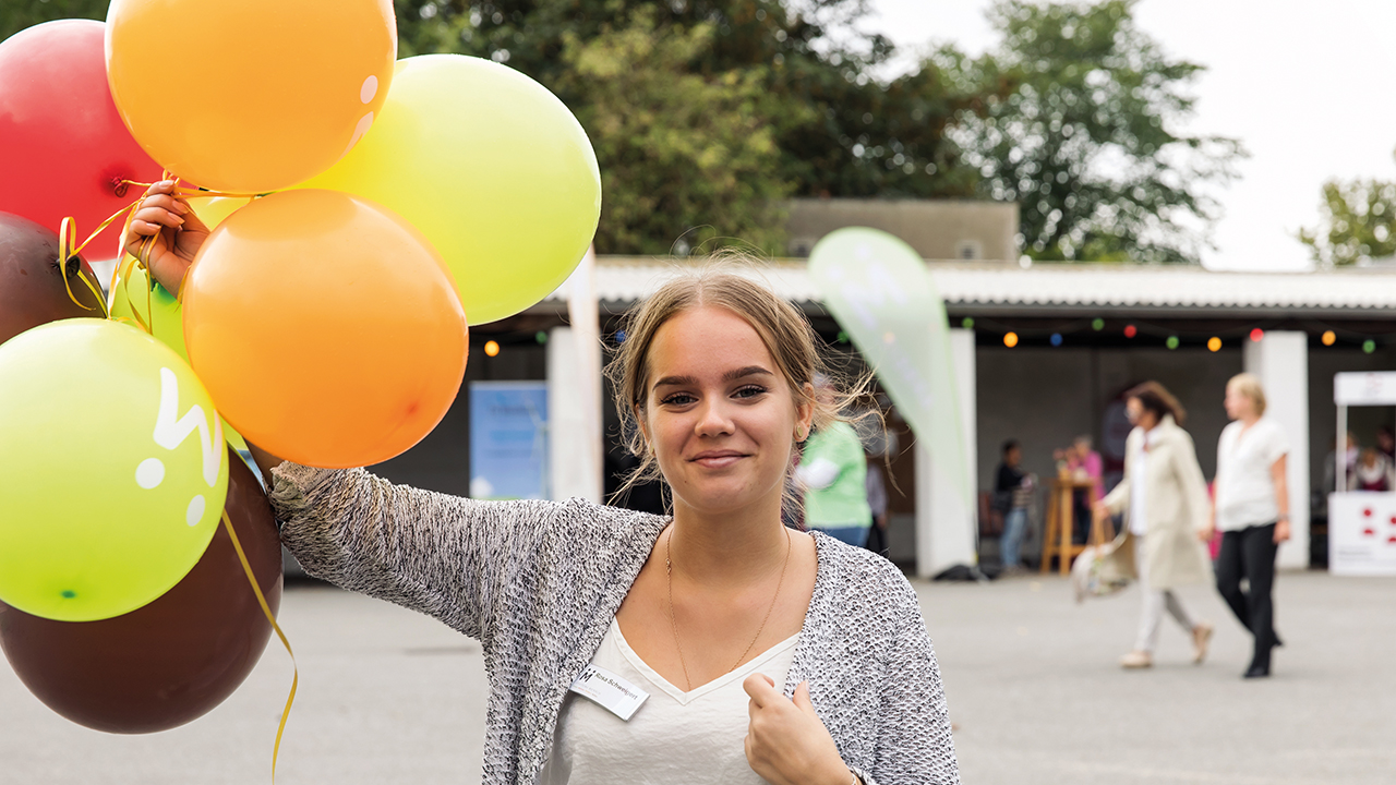 Junge Frau mit Luftballons